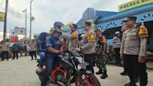 Kapolres Blitar Berbagi Helm Gratis  Saat Pantau Arus Balik Lebaran 2025