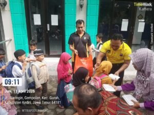 Pastikan Warganya Senyum,Polsek Gurah Bagikan Nasi Setiap Hari Jumat
