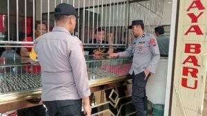 Pasca Lebaran Idul fitri, Anggota Polsek Pagu Patroli di Toko Emas 