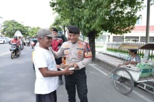 Sambil Patroli Polisi Berbagi Nasi Kotak ke Pekerja Jalanan di Situbondo