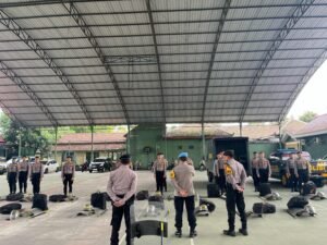 Propam Polres Kediri Pantau Langsung Latihan Dalmas Sat Samapta