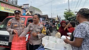 Tulus Berbagi: Inovasi Mobil Senyum Polsek Gurah Bawa Rezeki untuk Masyarakat