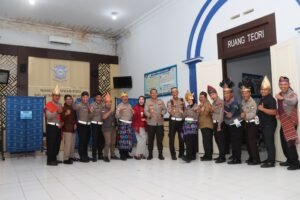 Hari Kartini, Polwan Polres Kediri Kota Berpakaian Adat Saat Layani Pemohon SIM