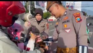 Kartini di Jalan: Cokelat, Susu, dan Pesan Tertib Lalu Lintas dari Polisi Berpakaian Adat