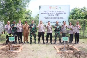 Jaga Kelestarian Lingkungan, Kapolres Kediri Kota dan Dandim 0809 Kediri Tanam Pohon di Hari Bumi