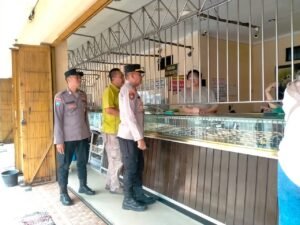 Antisipasi Tindak Kriminalitas,Kapolsek Pare Pimpin Patroli Di Pertokoan