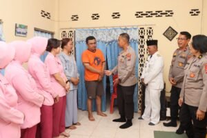 Kapolres Kediri Kota Bersama Ketua Bhayangkari Anjangsana Personel Yang Sakit Menahun