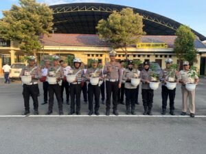 Kado Ultah  Tanaman Buah Alpukat Untuk Anggota. Kasat Lantas Polres Kediri sebagai  simbul pertumbuhan, kehidupan, dan  Silaturahmi