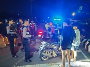 Personel Samapta Gerak Cepat Amankan Tawuran,Temukan 89 Butir Pil Dobel L Hingga Bantu Korban Yang Alami Patah Tulang Di TKP