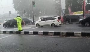 Anggota Pos Pam Kertosono Tetap Siaga Hadapi Arus Balik di Tengah Hujan