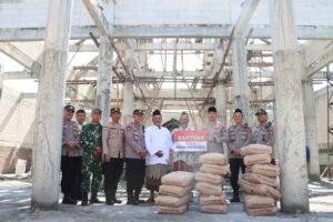 Kapolres Kediri Kota Berikan Bantuan Semen Untuk Pembangunan Masjid di Ds. Kedungsari