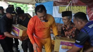 Patroli R2 Kebangsaan dan Bhakti Sosial, Kapolres Nganjuk Serahkan Bansos di Berbek dan Sawahan