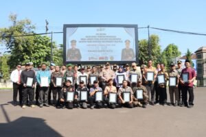 Kapolres Kediri Kota Beri Penghargaan kepada 45 Anggota dan 16 Warga Yang Membantu Tugas Polri