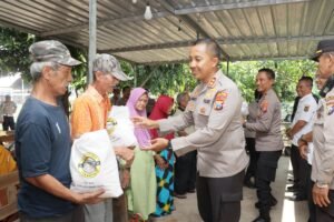 Cangkrukan Kamtibmas Polres Kediri Kota  Berbagi Sembako dan Gelar Bakti Kesehatan