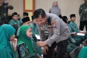 Mengenal Tugas Polisi Lebih Dekat, Siswa SDNU Insan Qurani Kunjungi Mapolres Kediri