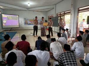 Coaching Clinic di Ponpes, Polres Kediri Kota Edukasi Keselamatan Berlalu Lintas