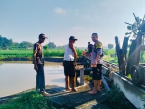 Bhabinkamtibmas Jogomerto Buka Saluran Dam, Dukung Ketahanan Pangan Nasional