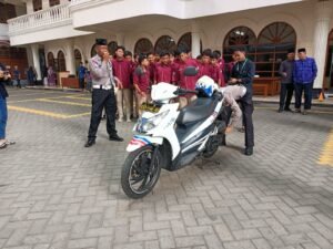 Coaching Clinic Lalu Lintas di Ponpes Wali Barokah, Satlantas Kediri Kota Tanamkan Disiplin Berlalu Lintas Sejak Dini