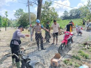 Solid, Polisi dan TNI bersama Warga Pasang Bronjong Cegah Longsor di Bojonegoro