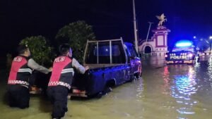 Tanggap Bencana, Polisi dan TNI Bantu Evakuasi Warga Terdampak Banjir di Sumenep