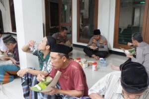 Polres Kediri Kota Gelar “Jumat Berkah” Makan Siang Bersama Usai Salat Jumat