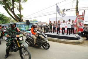 Hadiri Ground Breaking Asrama Polresta Samarinda, Kapolri Bagikan Sumur Bor-Sembako ke Warga