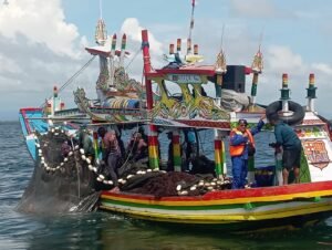 Polisi  Amankan Tiga Kapal Bolga yang Melanggar Batas Wilayah Tangkap Ikan  di Probolinggo