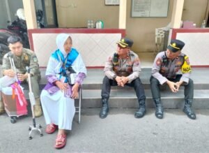 Polres Kediri Kawal Keberangkatan Jamaah Haji Kloter Pertama Tahun 2025