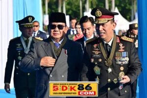 Kapolri dan Presiden Kenakan Tanda Kehormatan Bintang Bhayangkara Utama Saat Pimpin Upacara HUT Bhayangkara ke-79