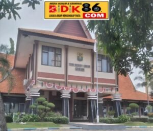 Miris wakil Kepala Sekolah SMKN 1 bagian penerimaan siswa, ketahuan merokok saat penerimaan siswa di lingkungan sekolah