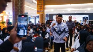 Salut, Kades Lulus Kejar Paket C Program Jaketku, Bupati Gresik : Semangat Belajar Tak Mengenal Usia