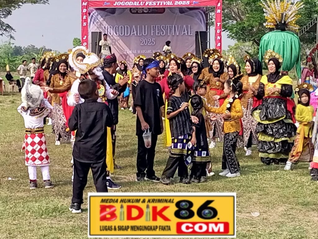 Warga Desa Jogodalu Antusias Ikuti Jalan Sehat,Meriahkan HUT RI Ke-80 di iringi ogo-ogo dan tumpeng gunungan .