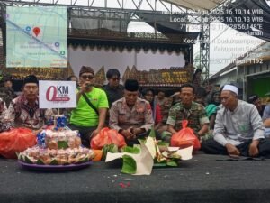 Sedekah bumi Desa Pandanan di meriahkan dengan tumpeng gunungan dan pagelaran wayang kulit semalam suntuk