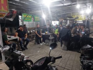 Cangkrukan Kamtibmas Kapolsek Krian Bersama Anggota Wujudkan Kampung Aman