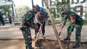 BRIMOB GELAR KERJA BAKTI DI TAMAN ABIRUPA KRIAN DALAM RANGKA HUT KE-80