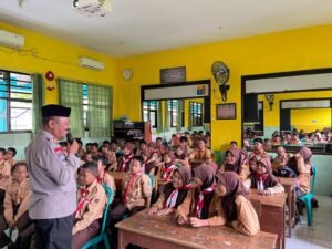 Polsek Taman Edukasi Pelajar SDN 2 Sepanjang tentang Anti-Bullying dan Tertib Berlalu Lintas