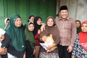 Bupati Subandi Serahkan Santunan Senilai 10 Juta Untuk Korban Tragedi Pondok Al Khoziny Buduran