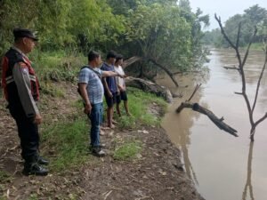 Polsek Krian Gerak Cepat Tangani Laporan Anak Tenggelam di Sungai Mas Sidomulyo