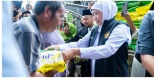 Gubenur Jawa Timur, gelar pasar murah di Banjarsari Gresik,semangat Warga Belanja dengan harga murah