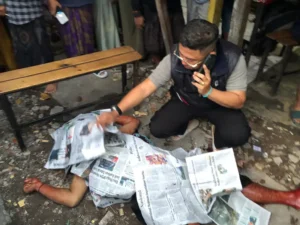 Dibacok di Bagian Perut Seorang Pria Tewas Bersimbah Darah di depan Warkop Coffe Black