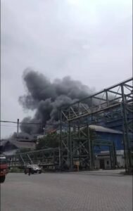 Pabrik minyak goreng PT Batara Elok Semesta Terpadu (BEST) di Manyar Gresik dilalap si jago merah