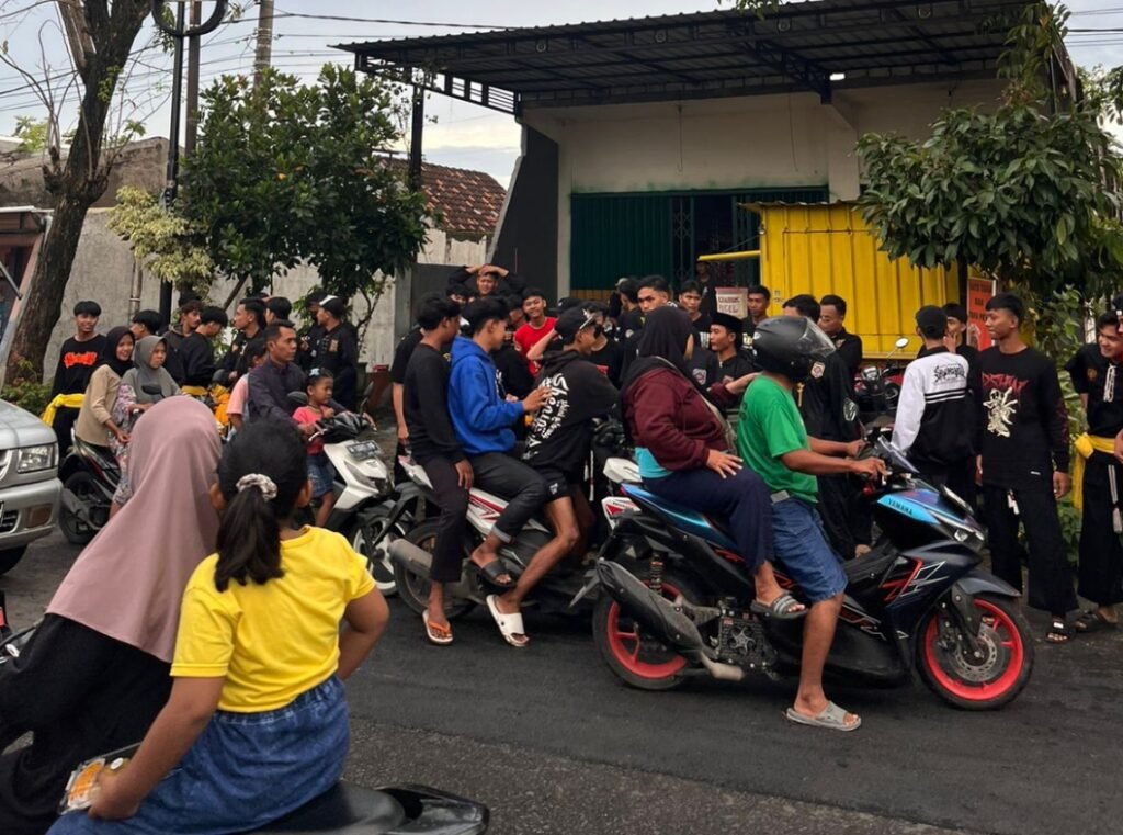 Perguruan Persaudaraan Setia Hati Winongo Ranting Benjeng Mengalaf berkah Di Bulan Ramadhan Berbagi 1500 Takjil