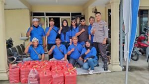 Berbagi berkah ramadhan, Persatuan Jurnalis Gresik Bersatu (PJGB) Turun ke Jalan Berbagi Takjil dengan Pengawalan Polisi