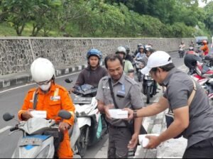 Aksi Solidaritas di Bulan Ramadhan, PT. AQIILAH DUTA BALISFA Bagikan 500 ratus Takjil ke penguna jalan dan warga sekitar