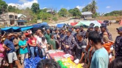 Tiba Di Manggarai, KRI Bung Hatta-370 Salurkan Bantuan Kemanusiaan Bagi Masyarakat Terdampak Gempa