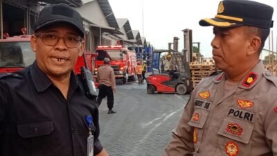 Polisi Bersama Tim Gabungan Bergerak Cepat, Kebakaran Gudang PT Wings Surya Driyorejo Berhasil Dipadamkan 4 Jam
