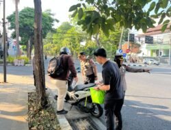 Humanis dan Dekat dengan Warga, Ka Bidkum Polda Jatim dan anggota Turun Langsung Layani Pengguna Jalan di pagi hari