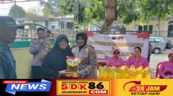 Wujud Kepedulian Sosial, Polwan Polda Kaltim dan Bhayangkari Salurkan 100 Paket Minyak Goreng kepada Warga Karangjati