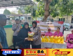 Wujud Kepedulian Sosial, Polwan Polda Kaltim dan Bhayangkari Salurkan 100 Paket Minyak Goreng kepada Warga Karangjati